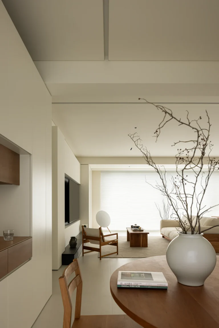 HOMESEE Taizhou Cream and Wood Large Apartment Interior Design