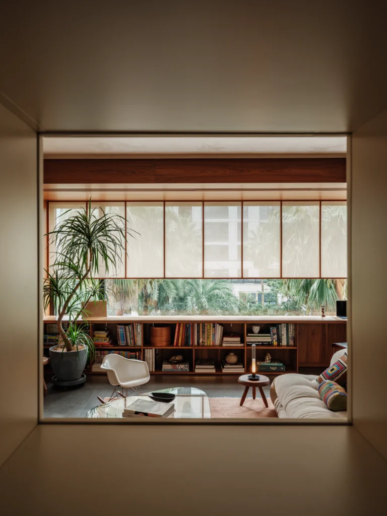 HOMESEE Urban Retreat Mid-Century Modern Residence Interior Design