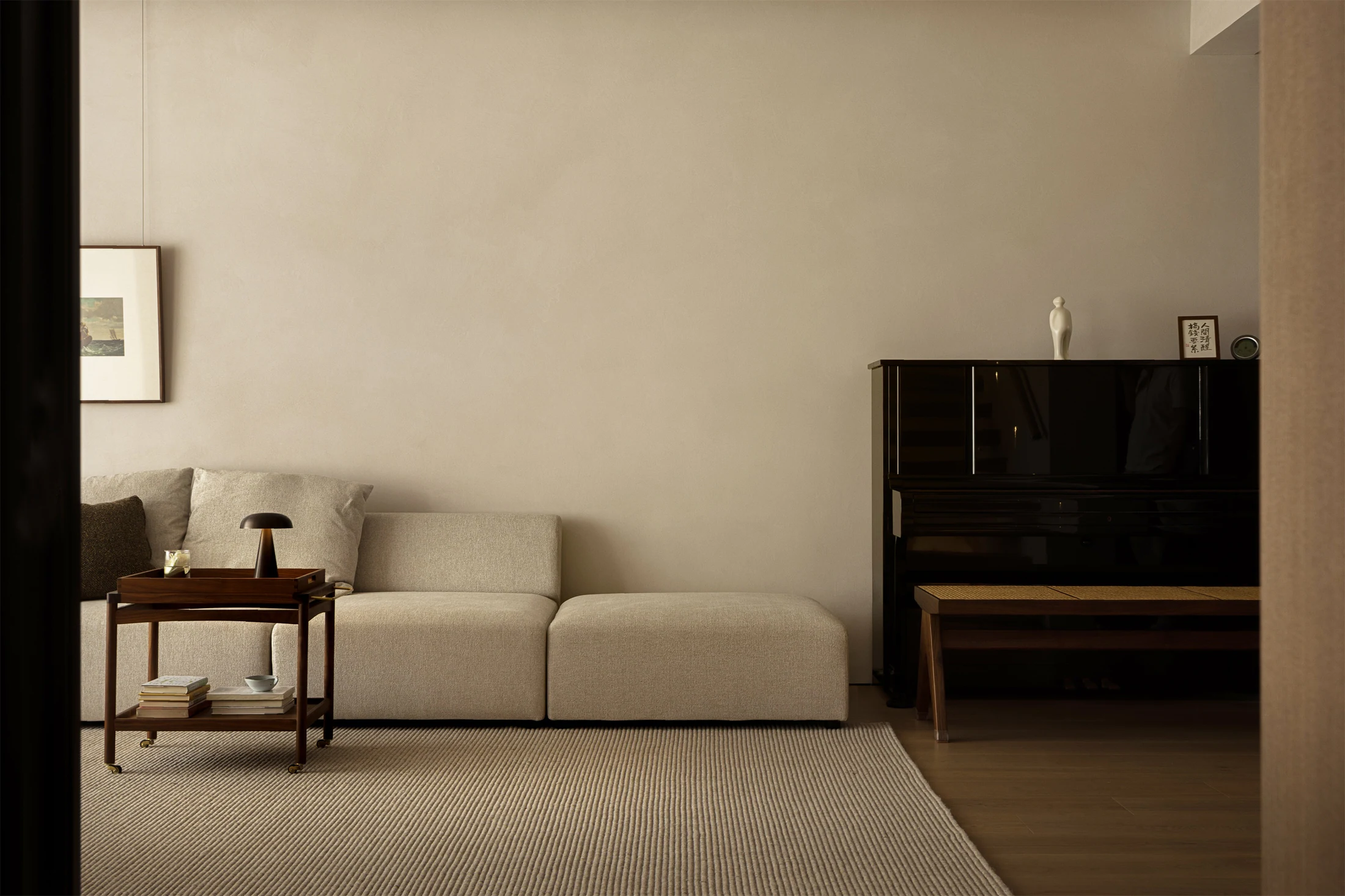 HOMESEE Power of Silence Mid-Century Modern Residence Mid-Century Modern Interior Design case image 02