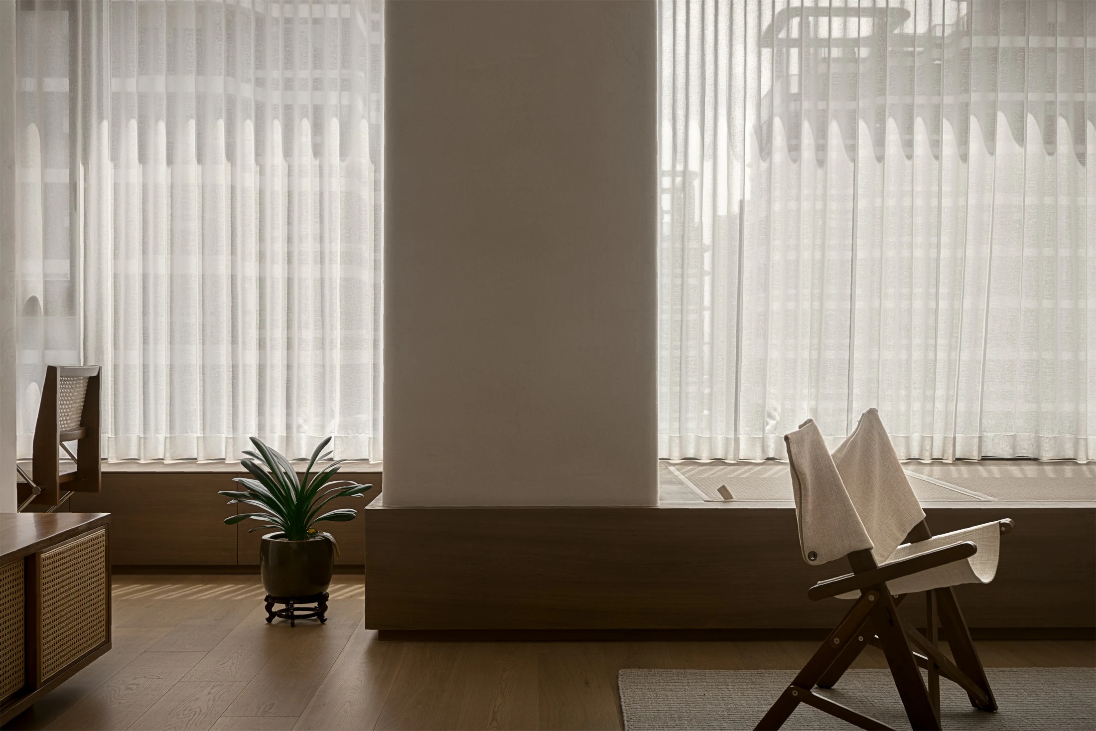 HOMESEE Power of Silence Mid-Century Modern Residence Mid-Century Modern Interior Design case image 05