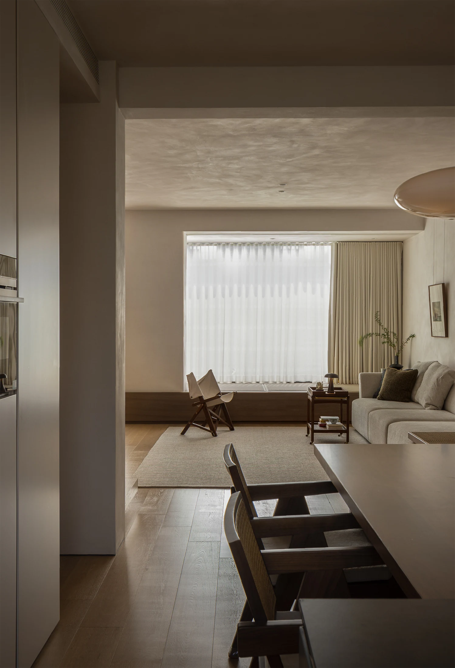 HOMESEE Power of Silence Mid-Century Modern Residence Mid-Century Modern Interior Design case image 07