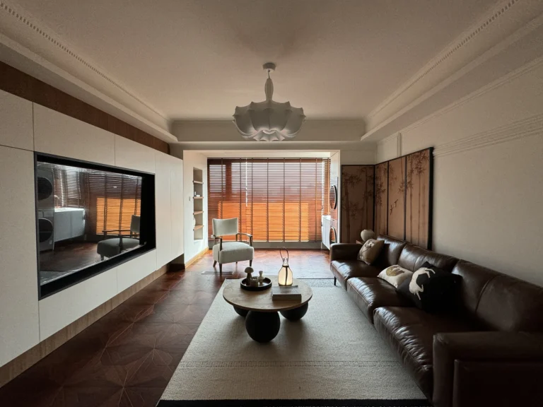 HOMESEE Senior-Friendly Mid-Century Modern Residence Interior Design