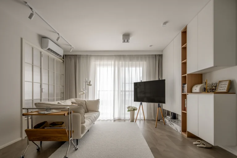 HOMESEE Healing Small Apartment for Two and a Cat