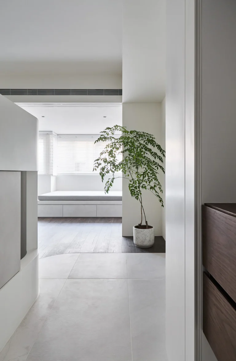HOMESEE Pure White Minimalist Residence