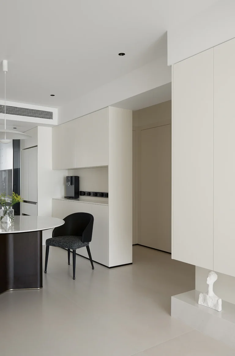 HOMESEE Quiet Minimalist Residence with Elegant Order