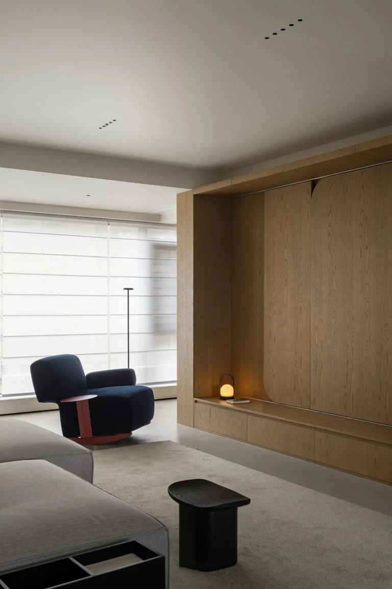 HOMESEE Sky Box Minimalist Residence with Ordered Geometry