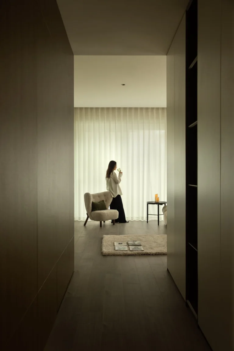 HOMESEE Summer-Toned Minimalist Residence
