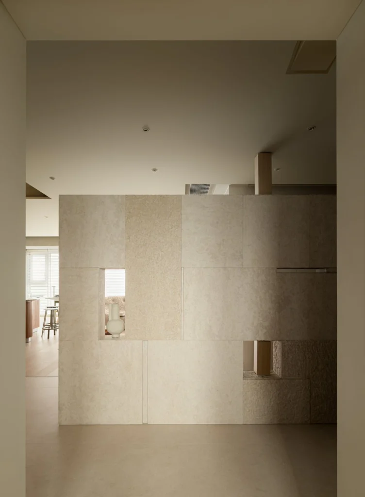 HOMESEE Art-Inspired Minimalist Residence