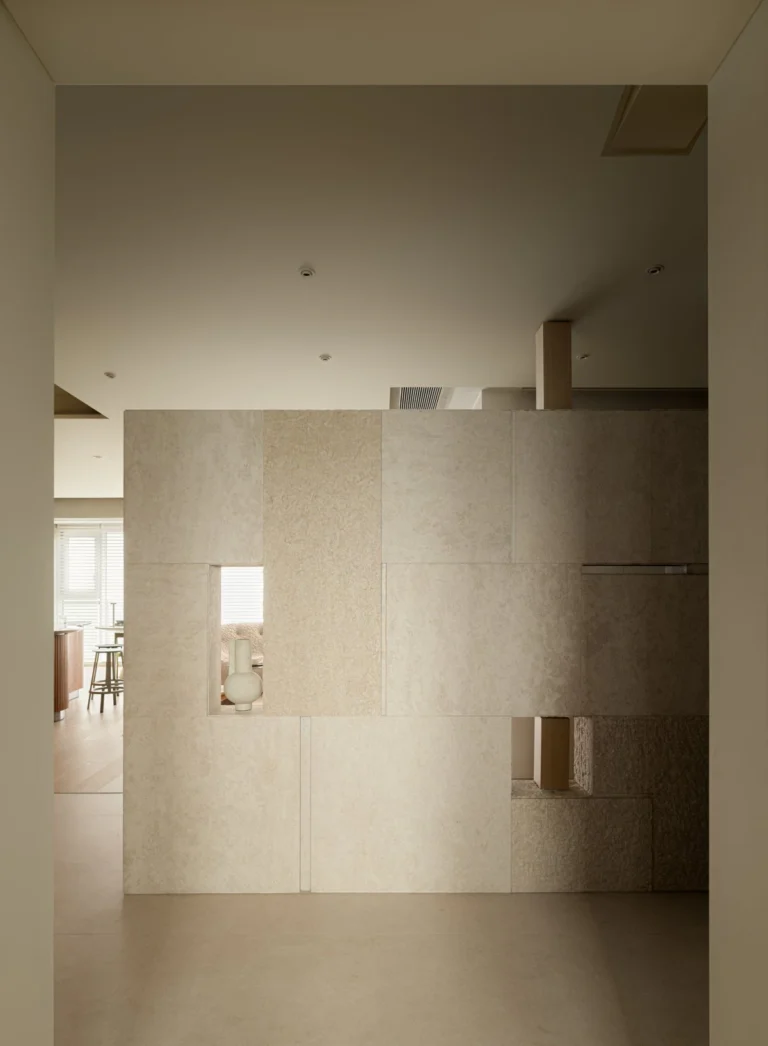 HOMESEE Art-Inspired Minimalist Residence