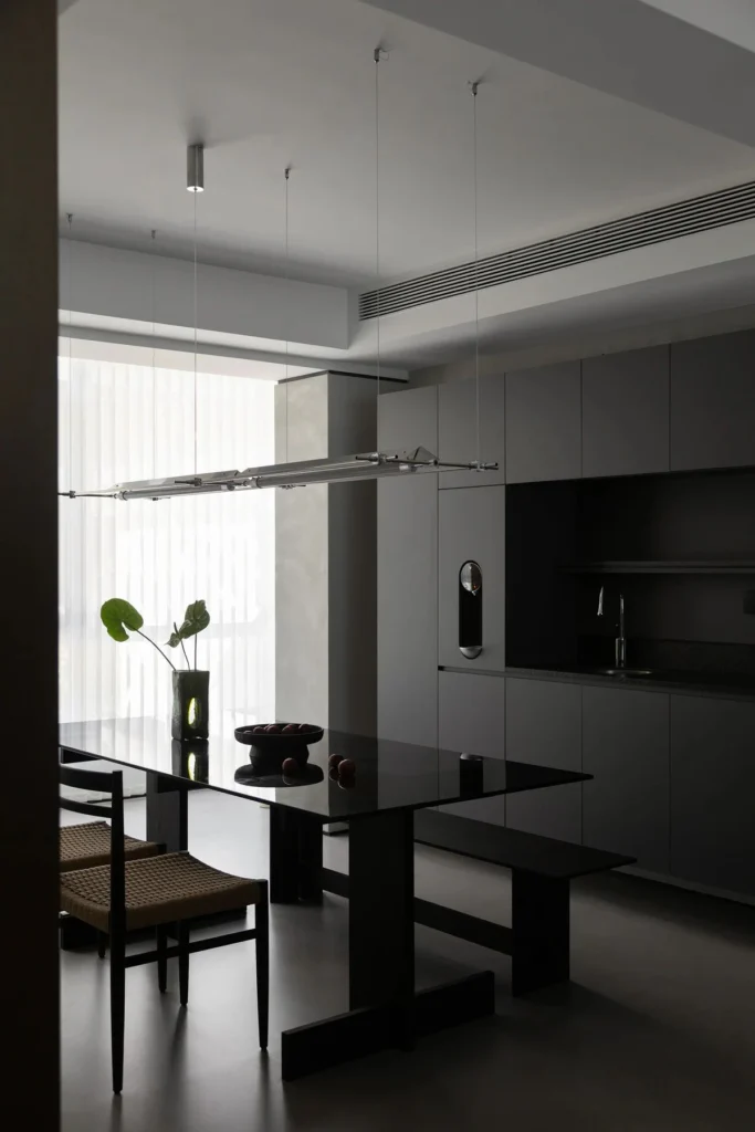 HOMESEE Black and White Modern Simple Residence