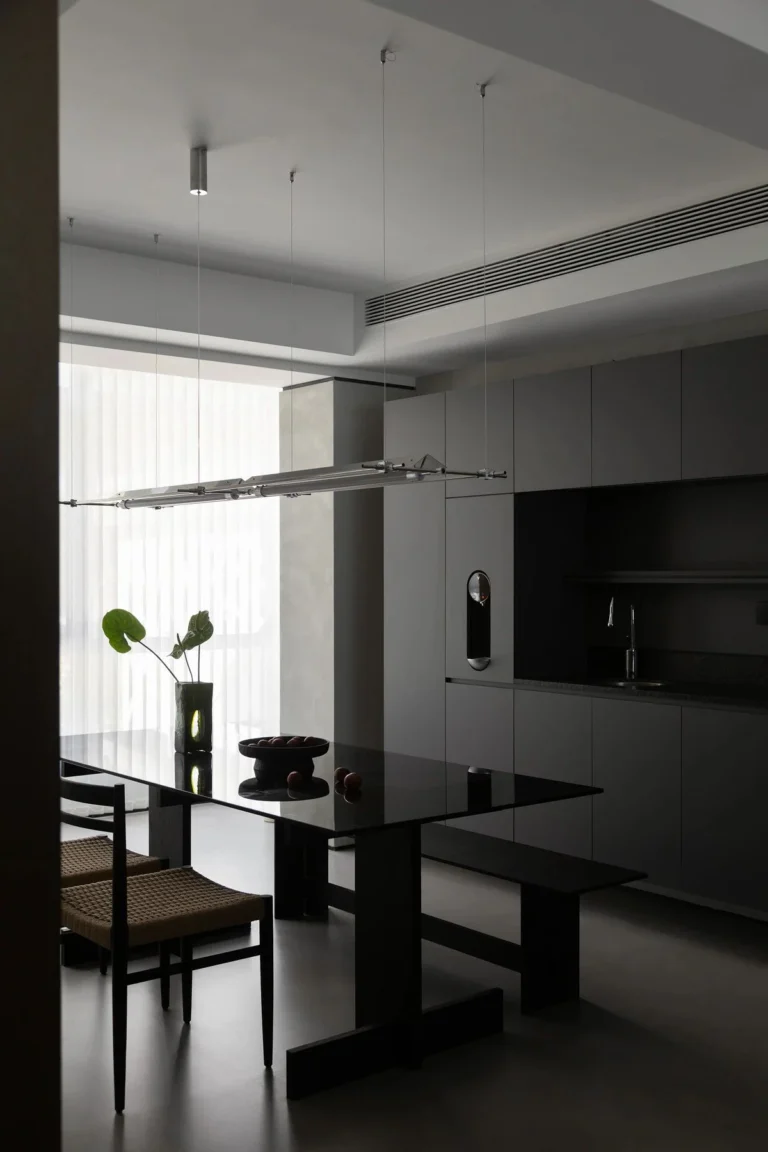 HOMESEE Black and White Modern Simple Residence