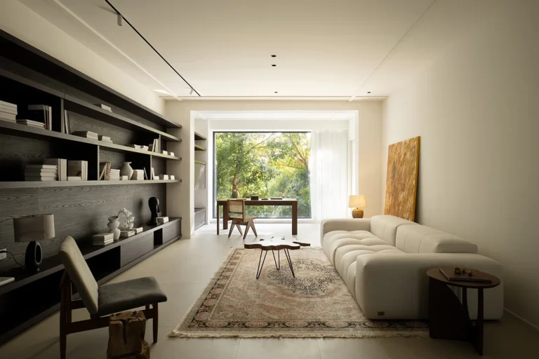 HOMESEE Mid-Hill Modern Simple Residence
