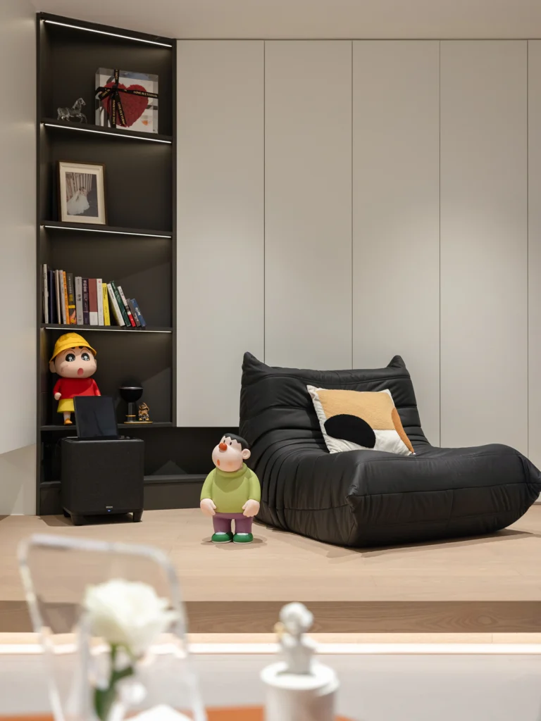 HOMESEE Black and White Lightyear Modern Simple Residence interior design case image 02