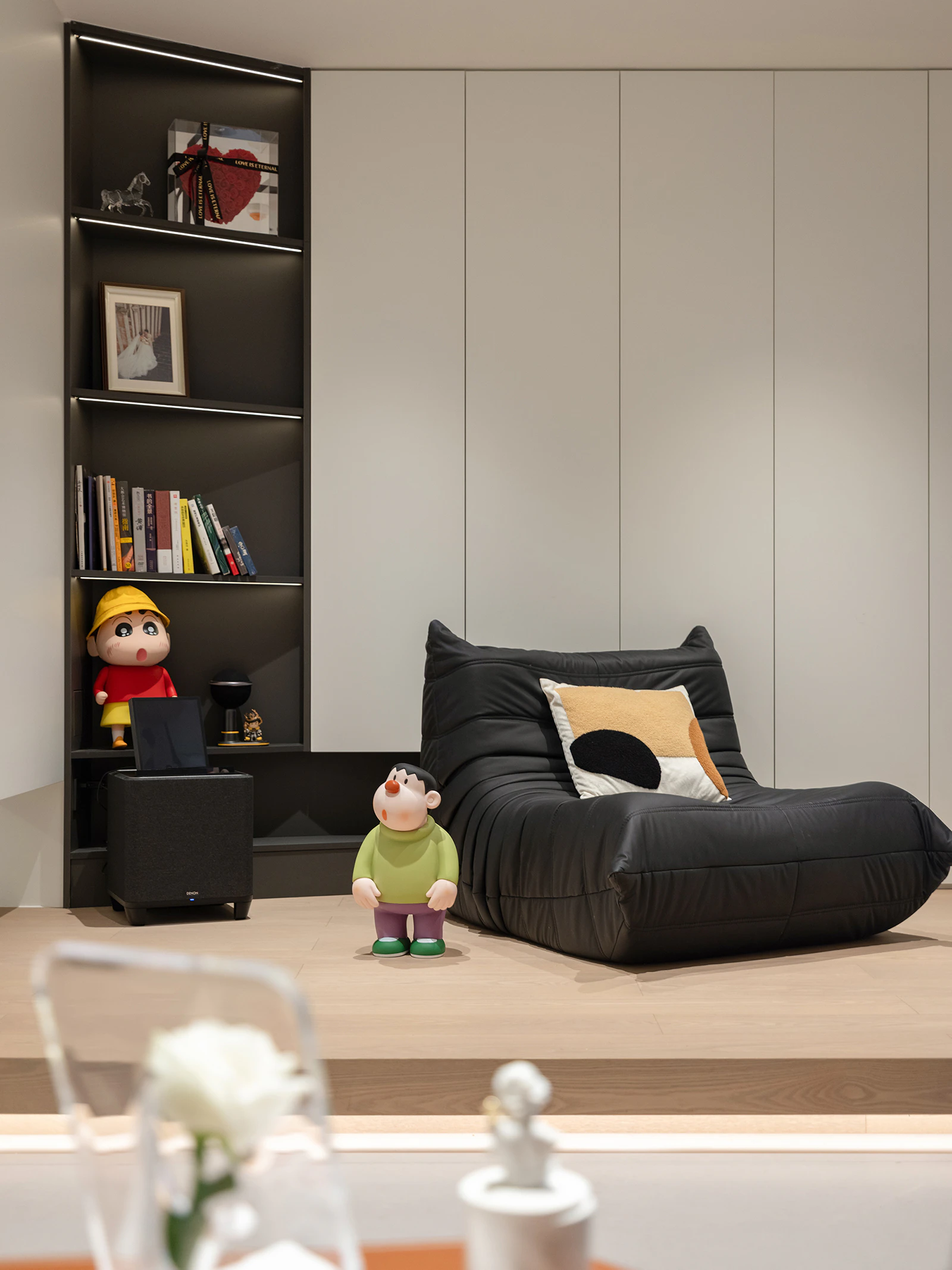 HOMESEE Black and White Lightyear Modern Simple Residence interior design case image 02