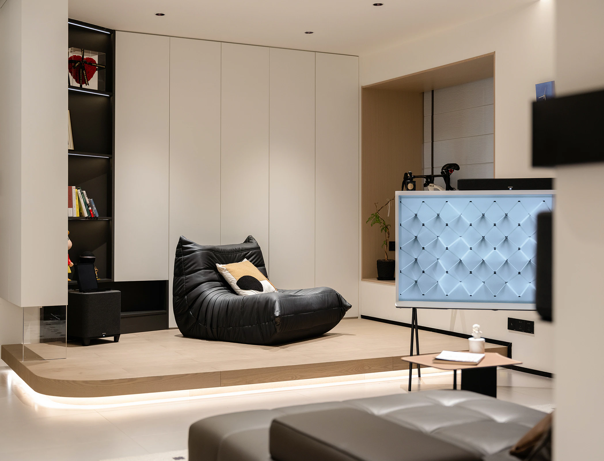 HOMESEE Black and White Lightyear Modern Simple Residence interior design case image 09